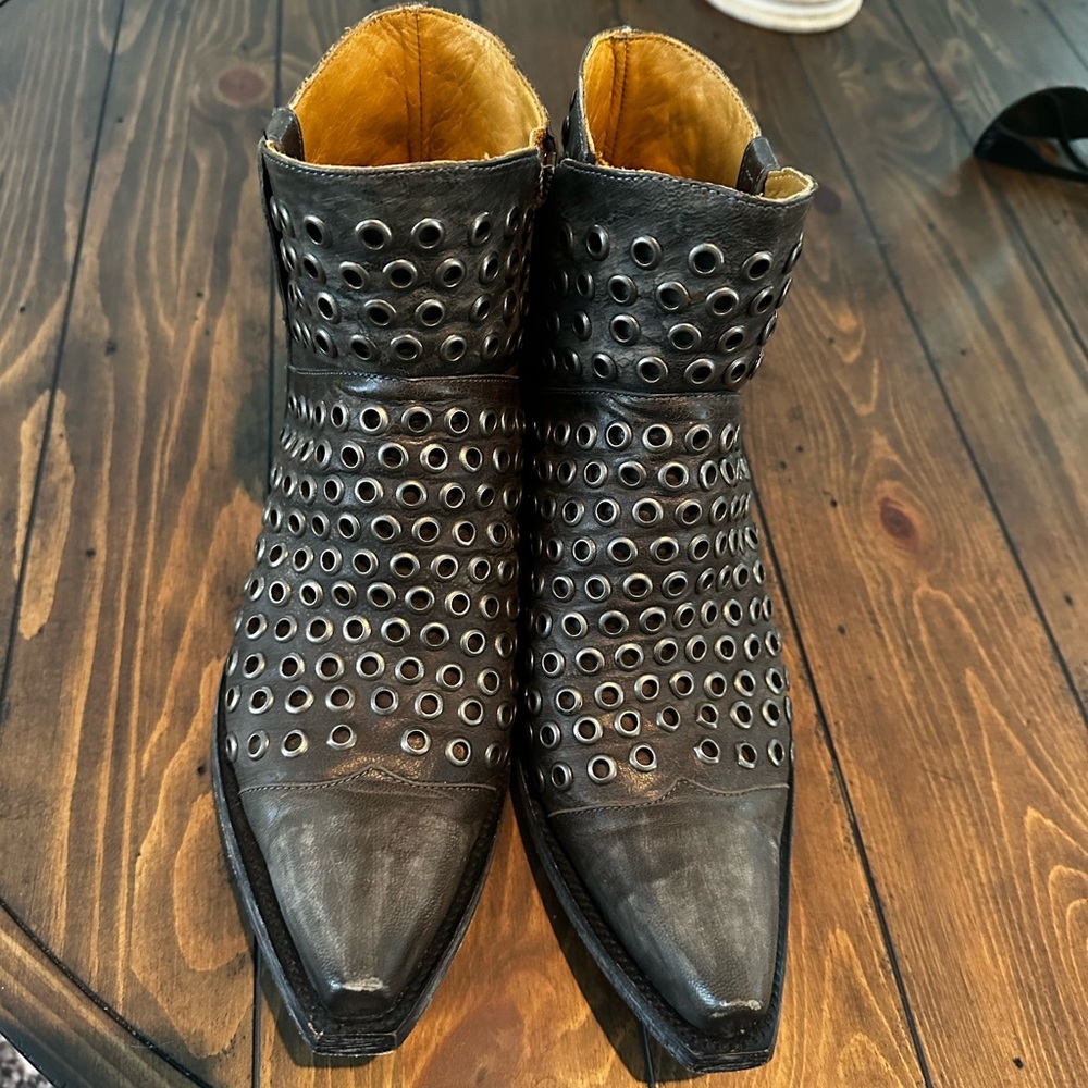 Old Gringo gun metal with grommets ankle boots